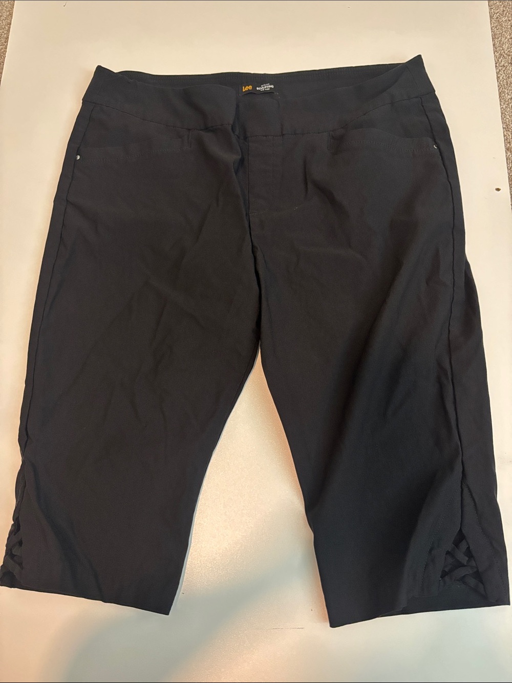 Lee women’s cropped capris slim fit sculpting mid rise about size 18